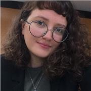 Professora de inglês ensina a pessoas de todas as idades